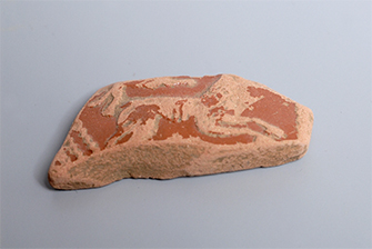Fragmento de cerámica Terra  sigillata procedente de la Corona de San Salvador. Se distingue la figura de un cuadrúpedo. Foto: Javier Ara.  